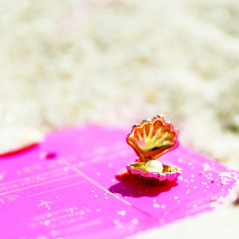 Clamshell Charm Gold – JET SET CANDY