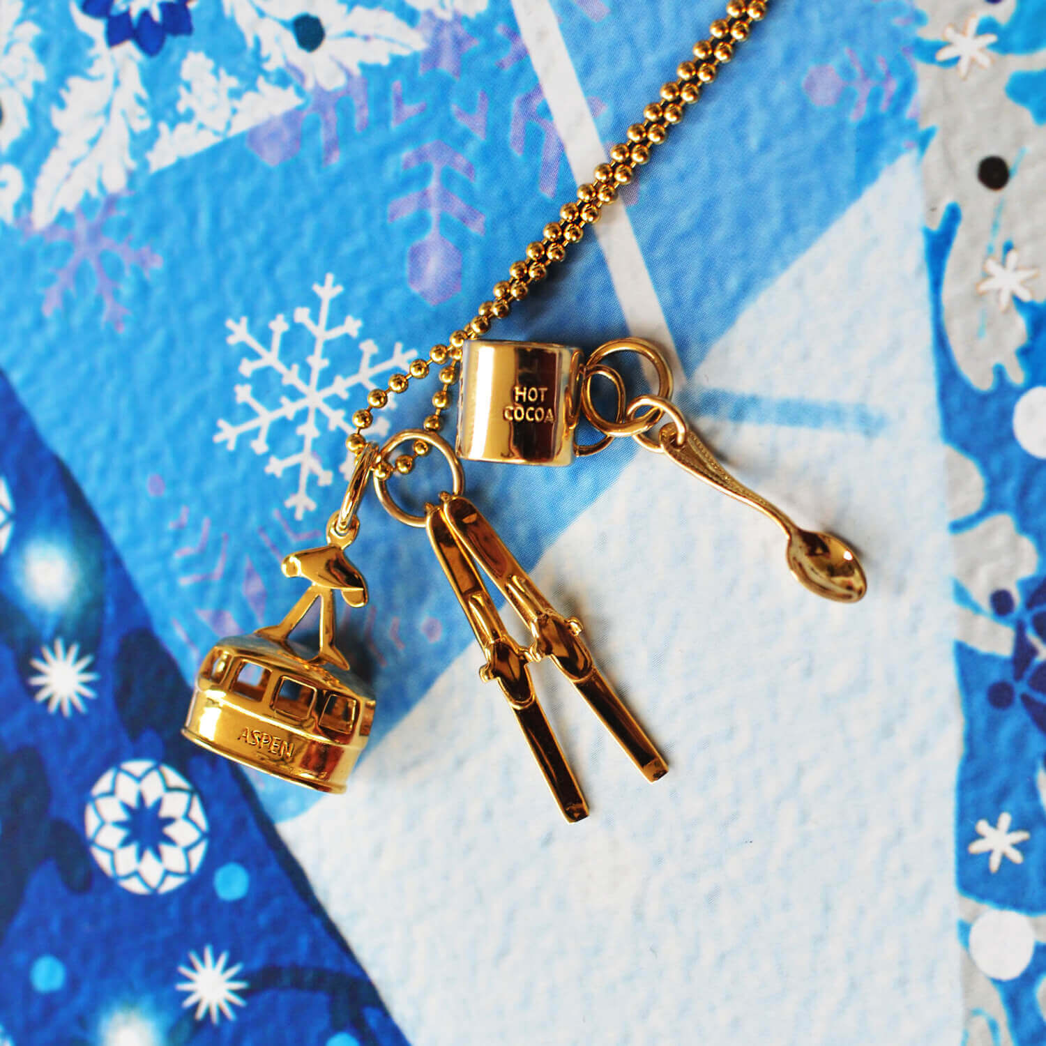 Skis Charm Gold – JET SET CANDY